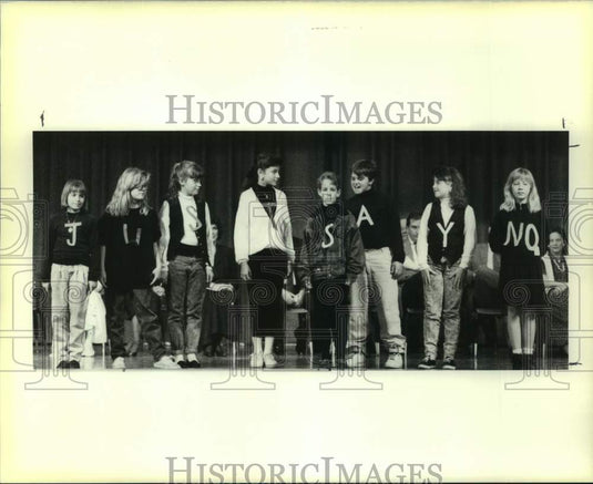 1990 Press Photo Students of Lacoste Elementary School perform anti-drug skit - Historic Images