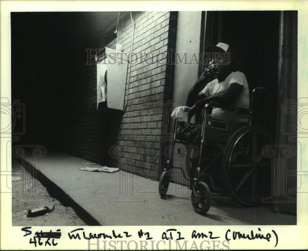 1989 Press Photo Lacombe Disable man subjected to a drug raid by police officers - Historic Images