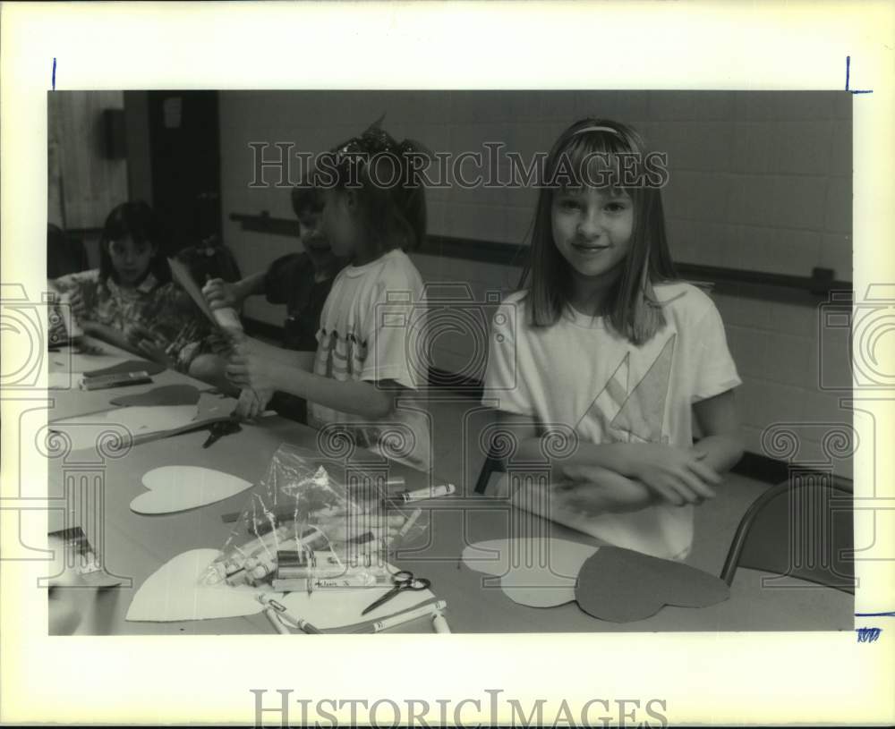 1990 Press Photo Melanie Johanson-Valentine Hat decorating-Lakeshore Playground - Historic Images