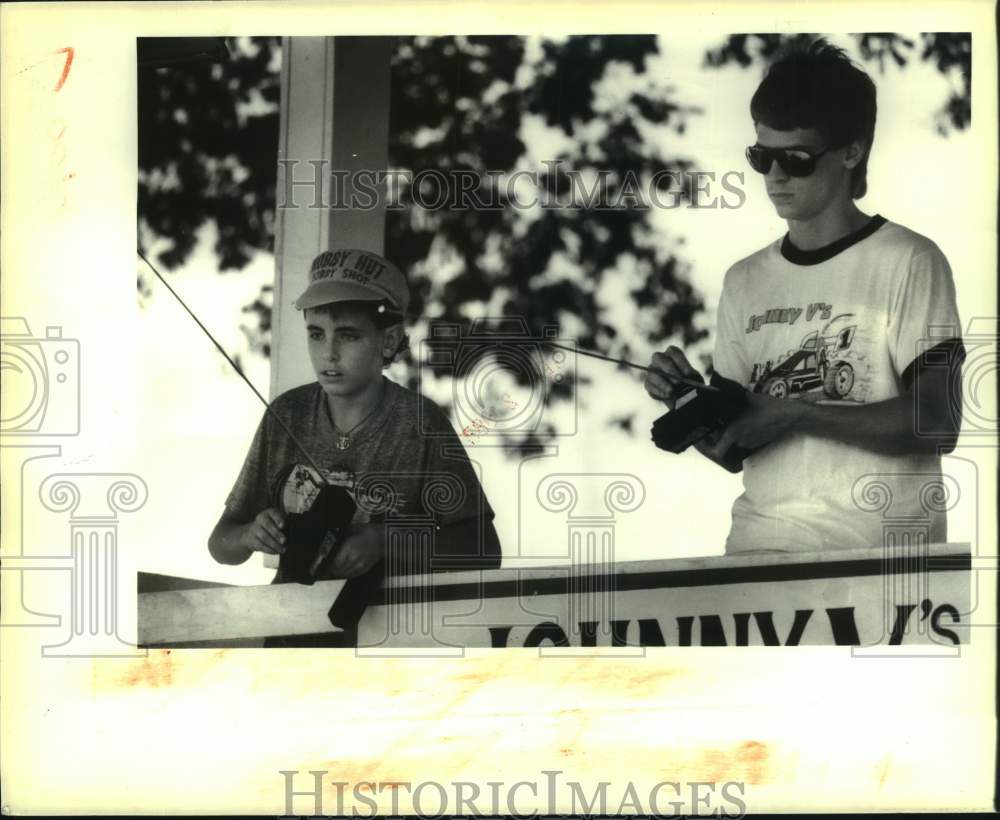 1988 Press Photo Mark LeMoine & Troy Tillinghast-Johnny V's Hobby and Race Shop - Historic Images