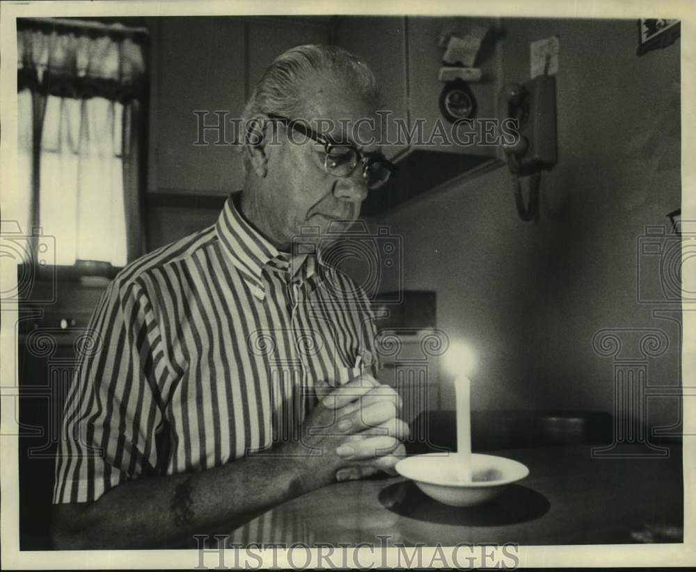 1974 Press Photo Walter John &amp; his novena candle - nob65585-Historic Images