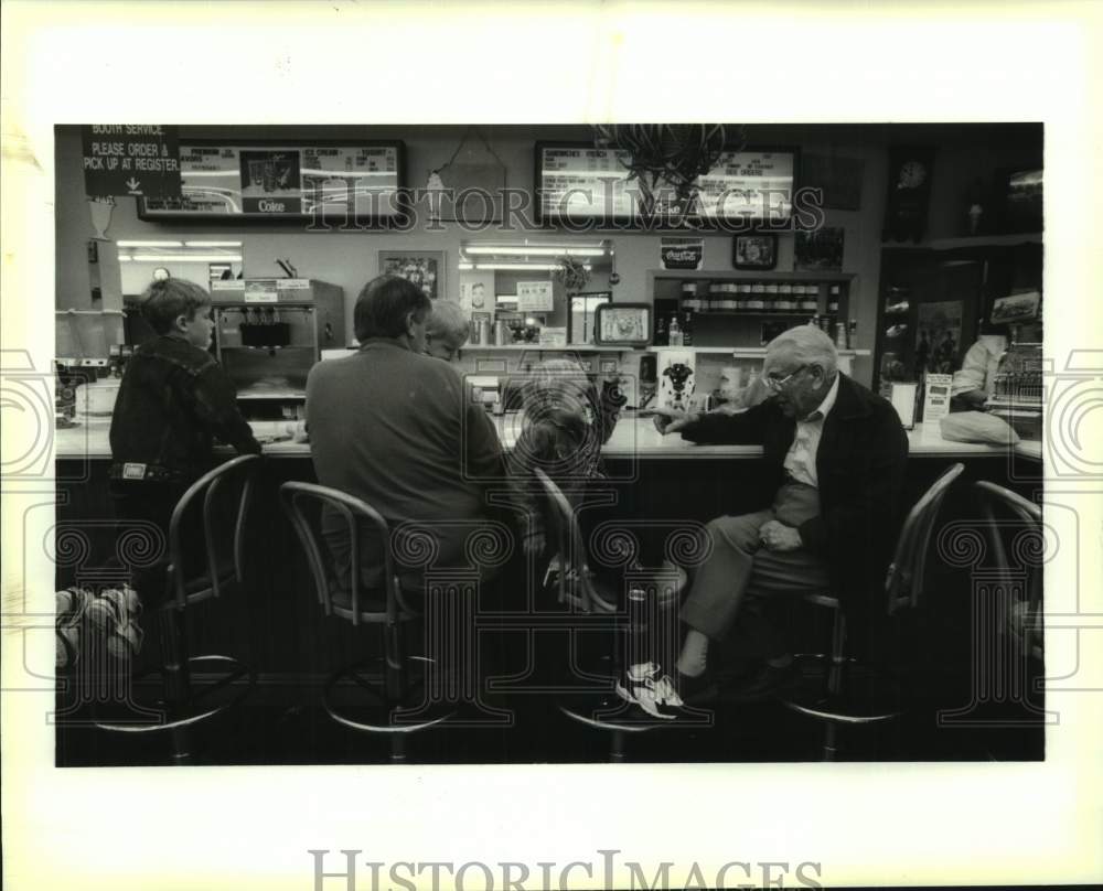 1994 Press Photo Roydan Gerhart with Richard Langford&#39;s grand kids at John Bull - Historic Images