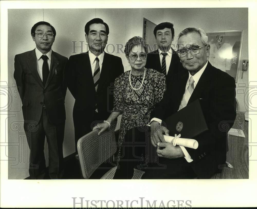 1988 Press Photo Eiro Iwamura, Chairman of Kawasaki holds honorary degree - Historic Images