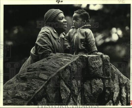 1987 Press Photo Mary Jimenez and Daughter Dilcia, City Park, New Orleans - Historic Images