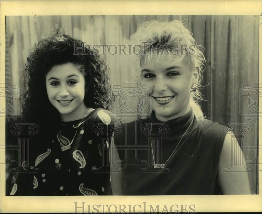 1990 Press Photo Jewelry - Kelly Dwyer and Tara Fezekas wear gold name chains - Historic Images