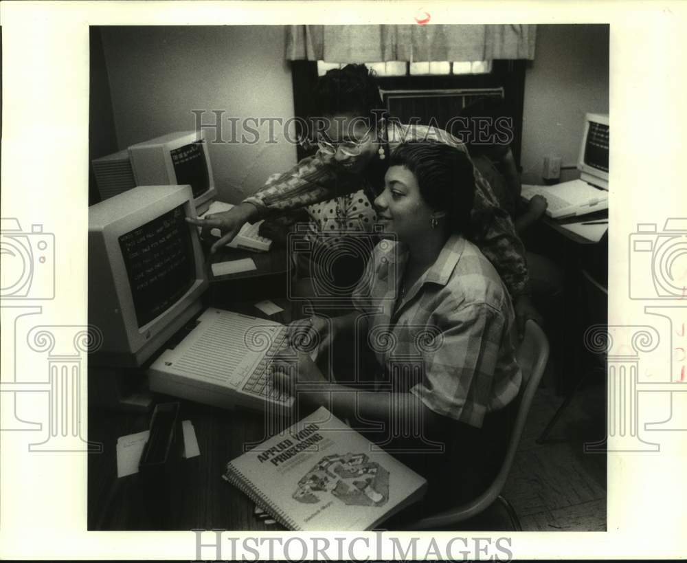 1987 Press Photo Women during job training at POWER Magnolia Project - Historic Images