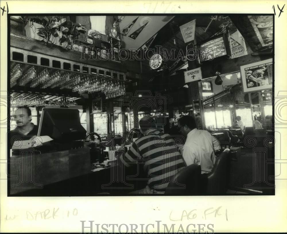 1990 Press Photo Sports bar theme at Jimmy C&#39;s, Edneborn &amp; W. Esplanade-Metairie - Historic Images