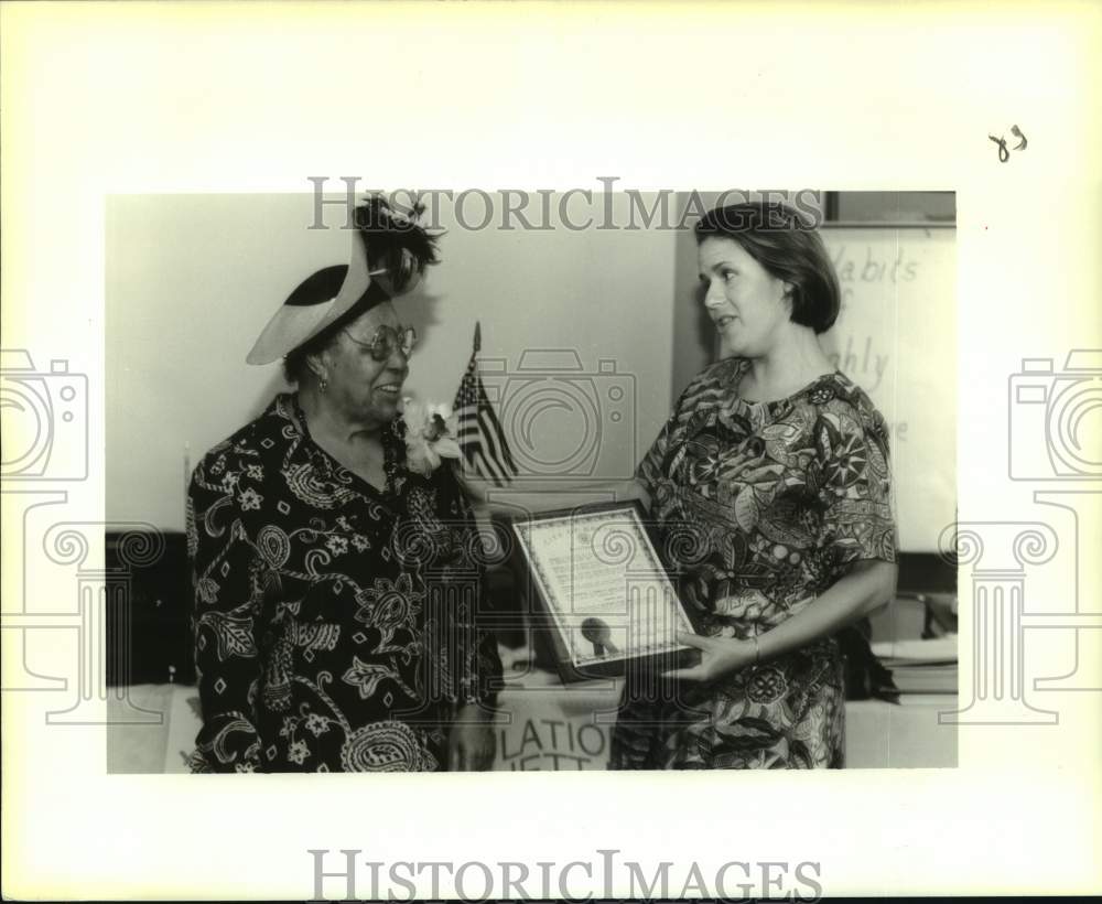 1994 Press Photo Dorothy Jett awarded a plaque &amp; key to the city-Gretna, LA - Historic Images