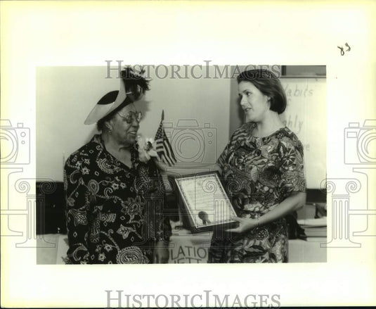 1994 Press Photo Dorothy Jett awarded a plaque & key to the city-Gretna, LA - Historic Images