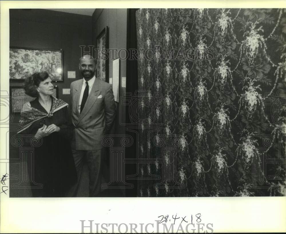 1990 Press Photo Gillian Moss and Ronald Grimaldi viewing tapestry at Long Vue - Historic Images