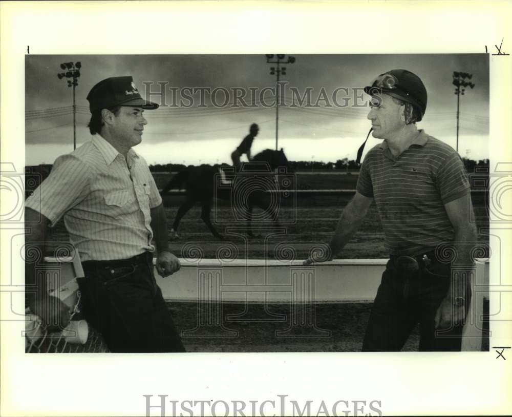 1991 Press Photo Jefferson Downs chaplin Les Griggs talking to Kenny Dena - Historic Images