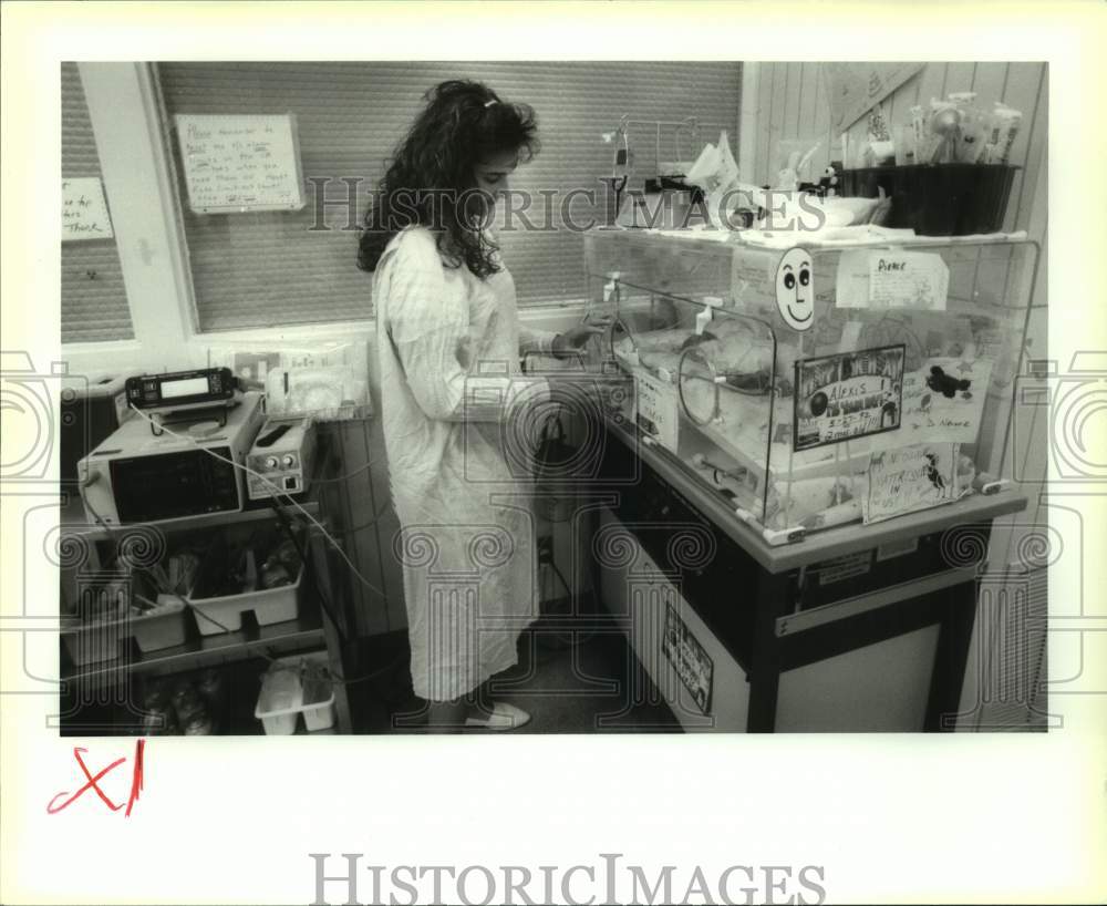 1992 Press Photo Stacie Grimes visiting her premature daughter at West Jefferson - Historic Images