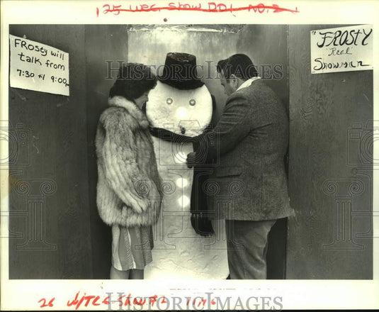 1986 Press Photo Marilyn & Teddy Grillo, work on their real "Frosty" snowman - Historic Images