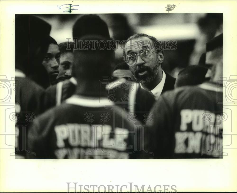 1991 Press Photo St. Augustine coach Bernard Griffith in a huddle versus Jesuit - Historic Images