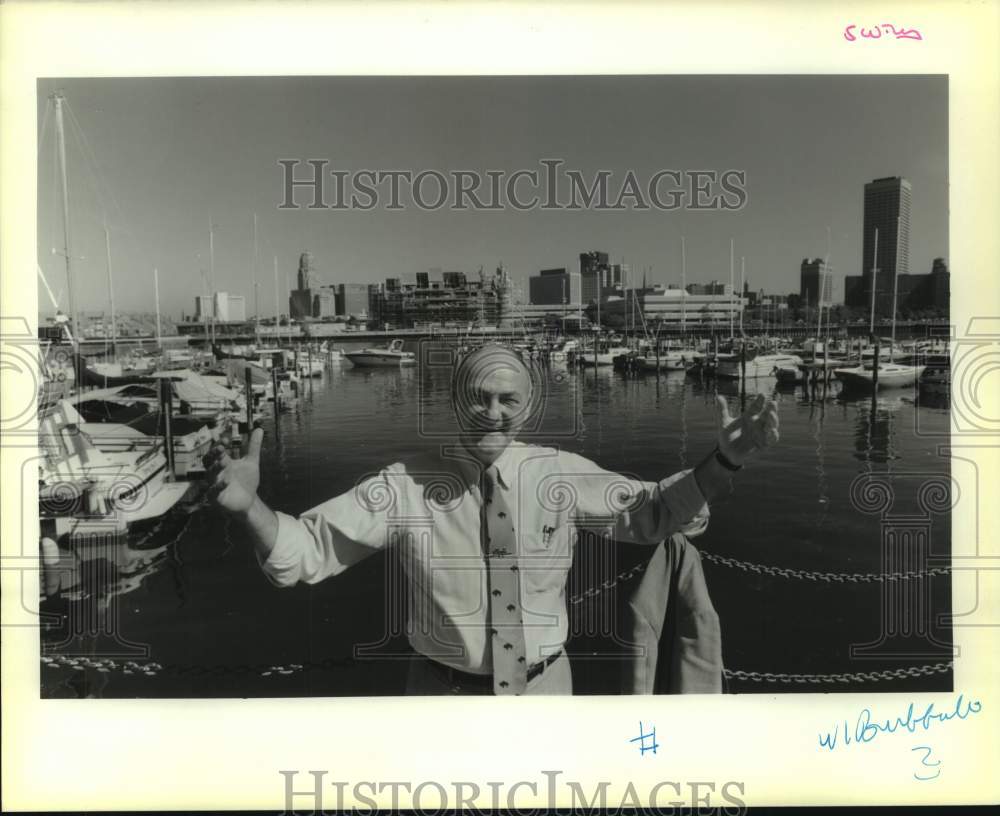 1989 Press Photo Jimmy Griffin enjoying his time by the marina - Historic Images