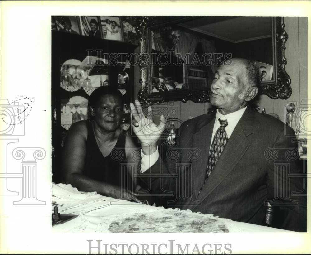 1995 Press Photo Wide Irene listens to her husband Reverend Percy Griffin&#39;s life - Historic Images