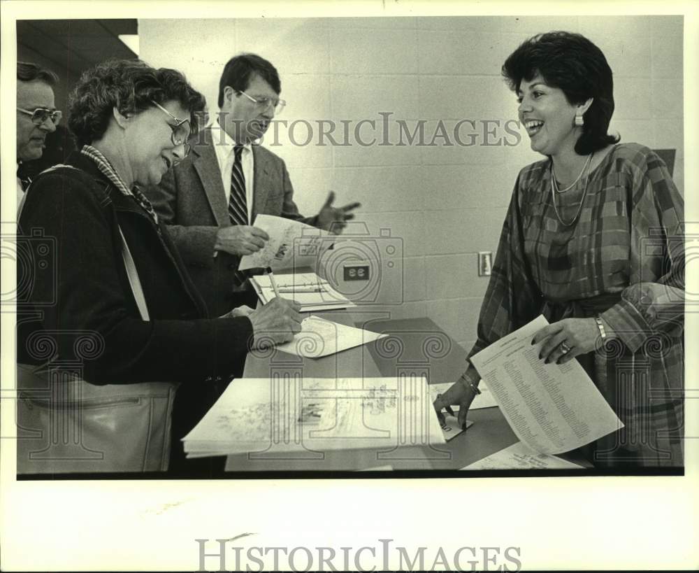 1986 Press Photo Oakdale resident LaQuita Johnson on the job - Historic Images