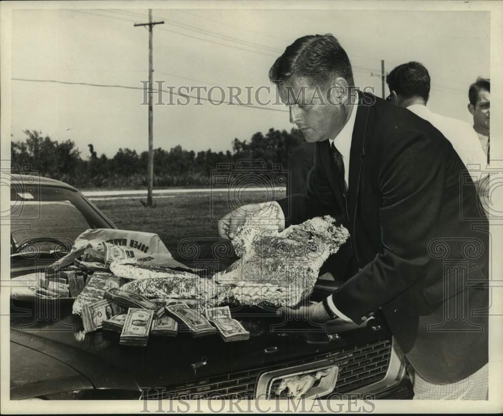 1969 Jerry N. Jenson with seized heroin and cash in New Orleans raid - Historic Images