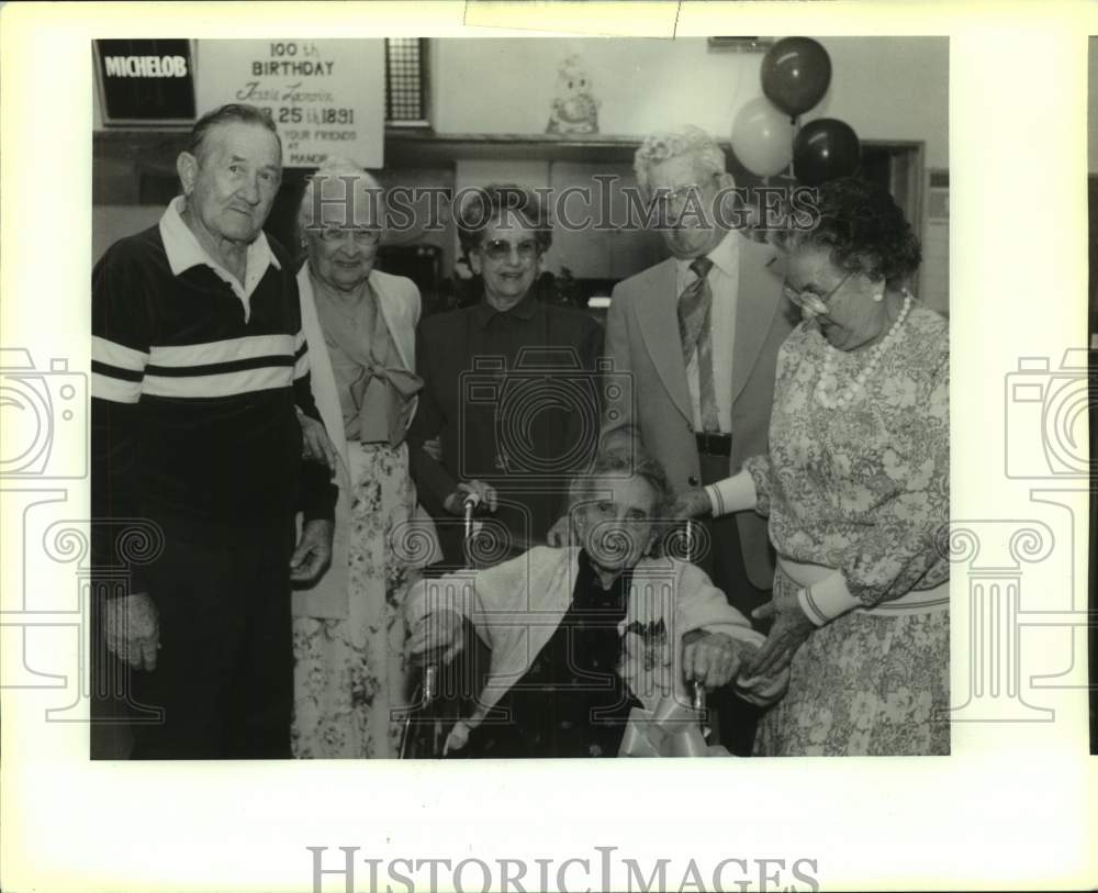 1991 Press Photo 100 year old Tessie B. LaCroix celebrates birthday with family - Historic Images