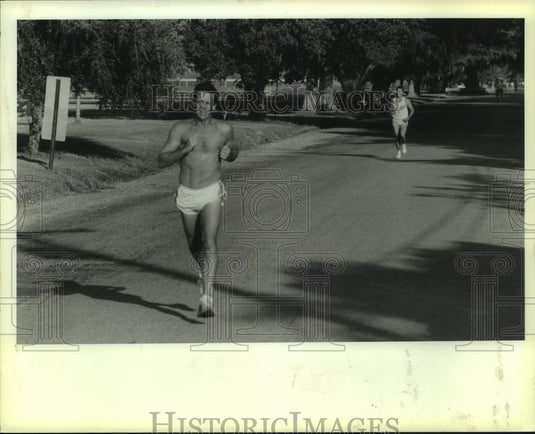1989 Press Photo Jim LaCroix leads the pack in the 1st Pelican Lake Run- Historic Images