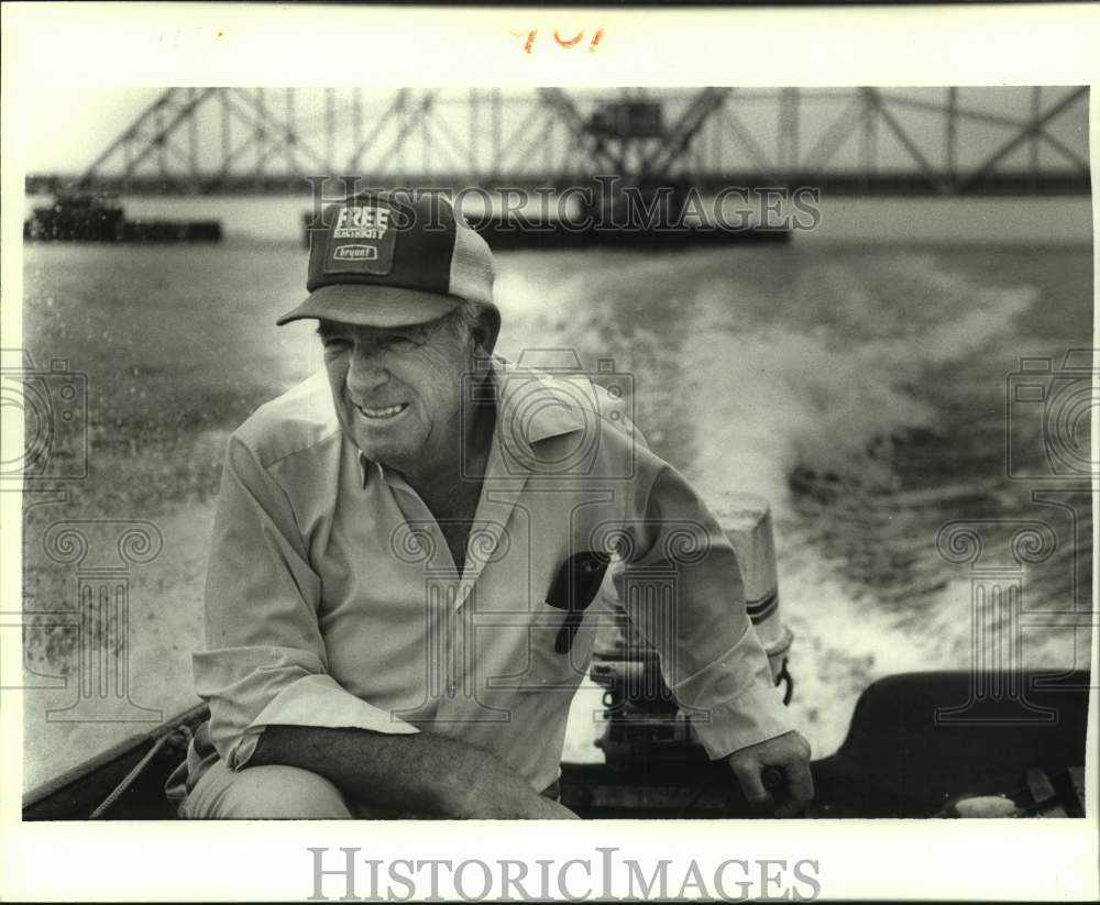 1988 Press Photo LeRoy Ladaun on his boat cruising the river - Historic Images