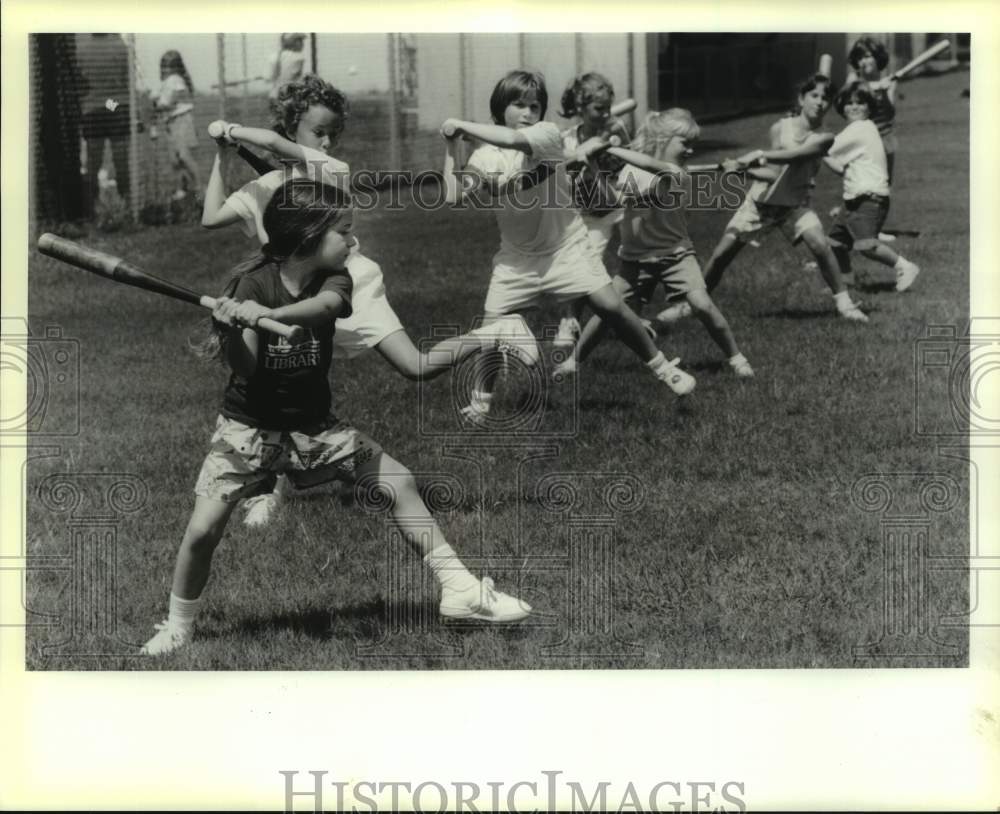 1989 Press Photo Girls participating at baseball class at Lady Lions Sports Camp - Historic Images