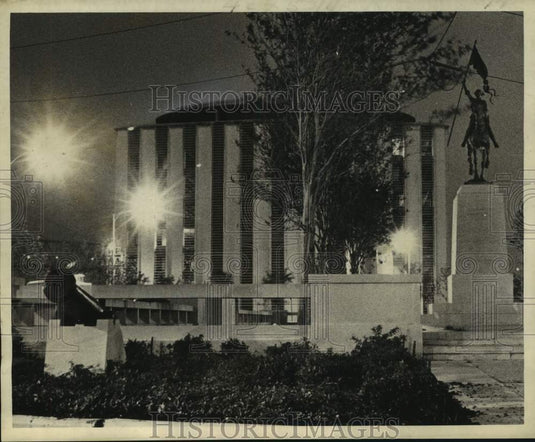 1974 Press Photo Statue of Joan of Arc rises majestically in the Place de France-Historic Images
