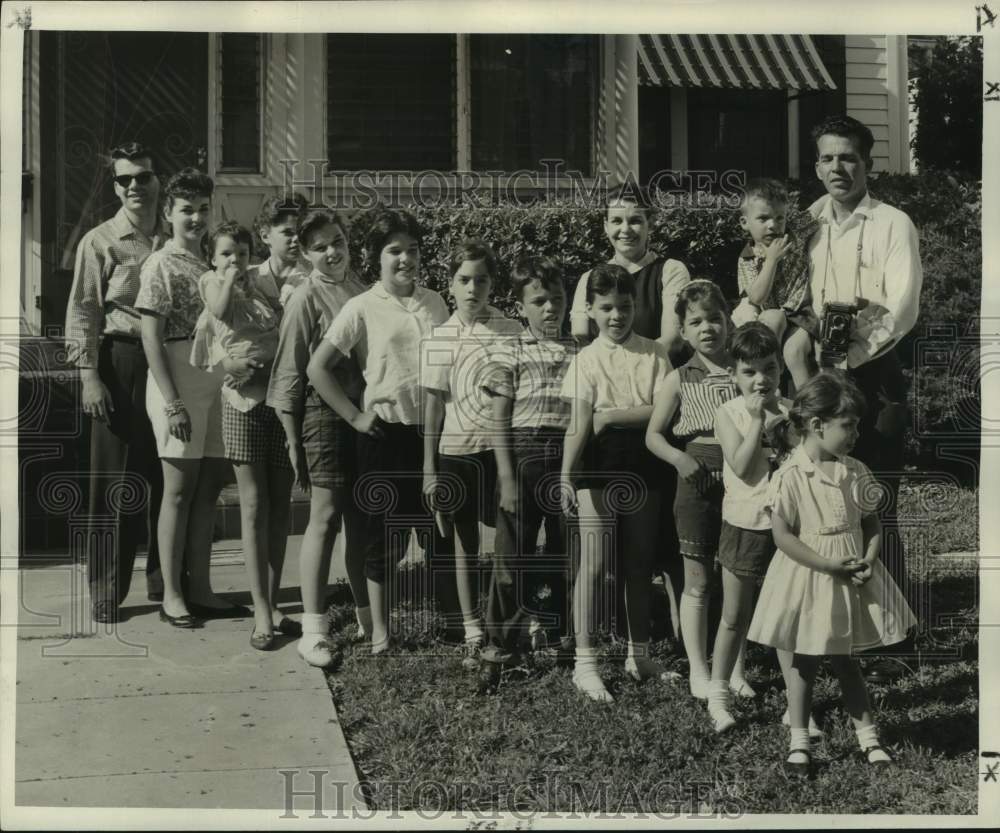 1959 Press Photo Thirteen of 17 Joachim children line up with parents-Historic Images