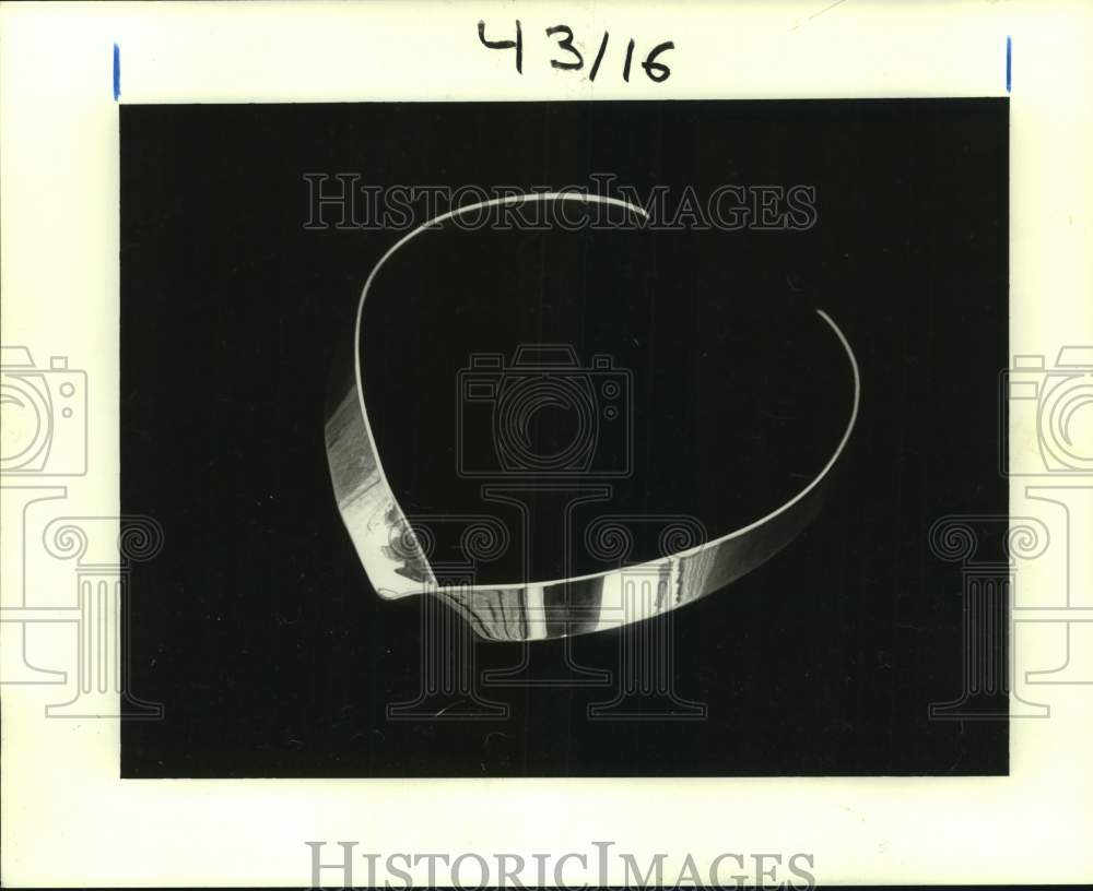 Press Photo Choker type of necklace- jewelry - Historic Images