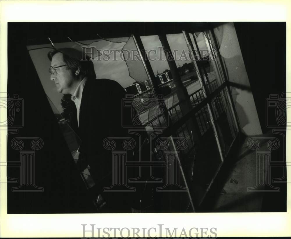 1994 Press Photo Keith Howard in front of broken windows-Royal Knight Apartments - Historic Images