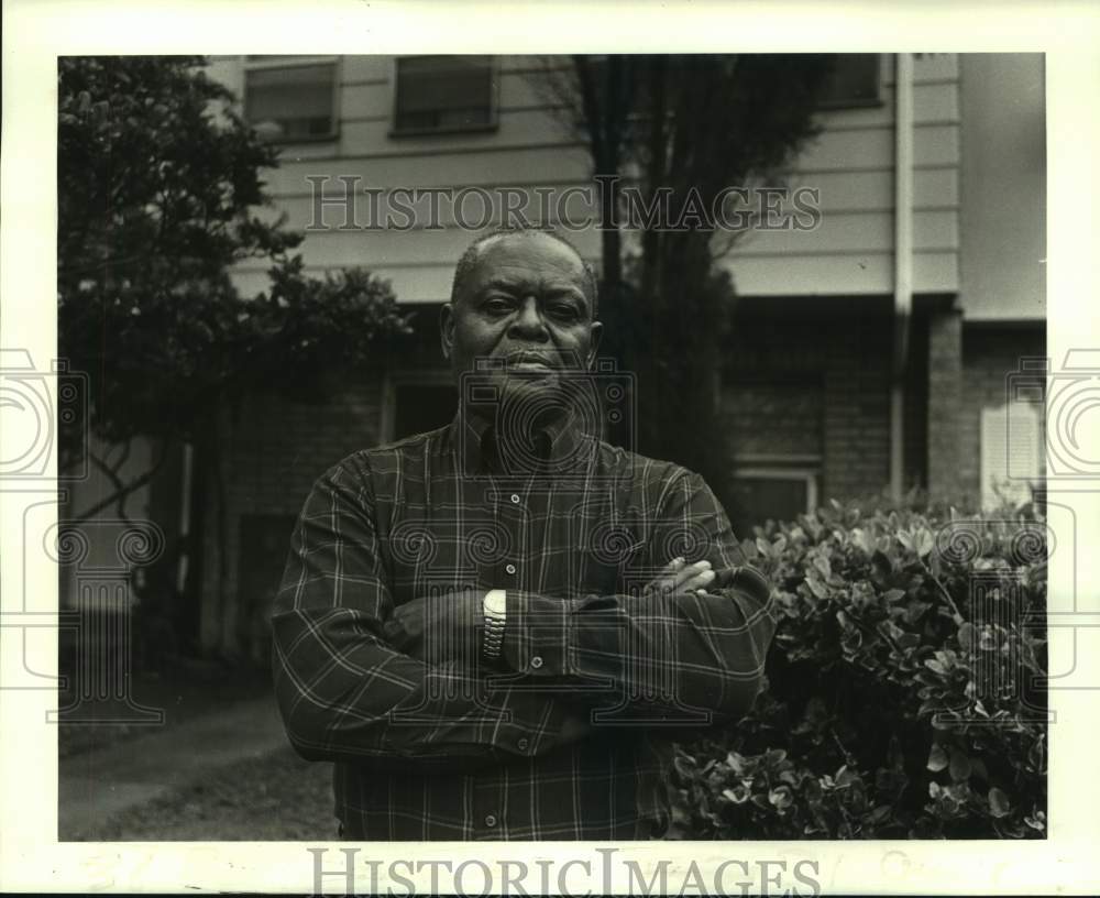 1986 Press Photo Mr. Henry Howard buys public housing at Press Park - Historic Images