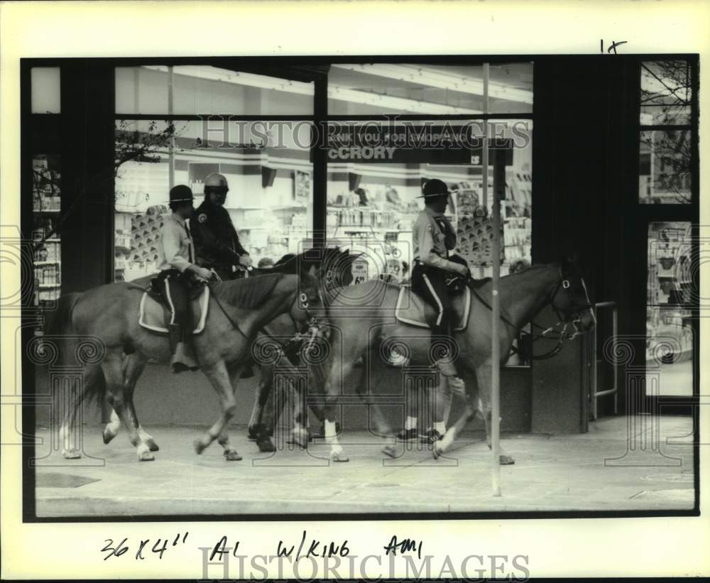 1990 Press Photo New Orleans Police Department in horseback patrol in Canal St - Historic Images