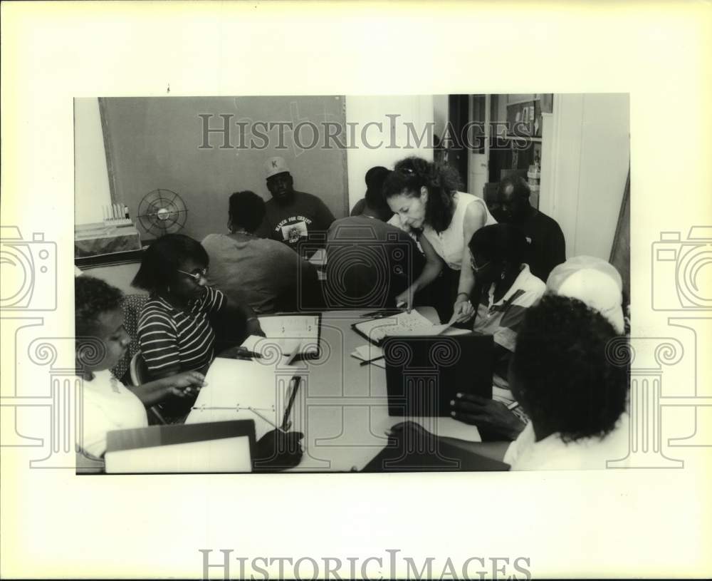 1990 Press Photo Teacher Joanna Leake of Adult Literacy Program at Hope House - Historic Images