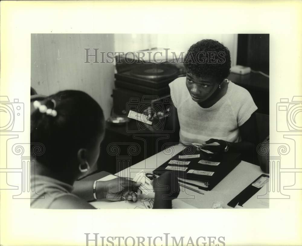 1990 Press Photo Geraldine Dixon &amp; Anna Mae Robinson- Adult Literacy Program - Historic Images