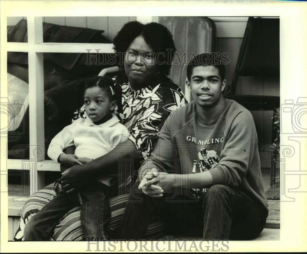 1989 Press Photo Mary Hopkins of Lake Providence- Unemployed single mother - Historic Images