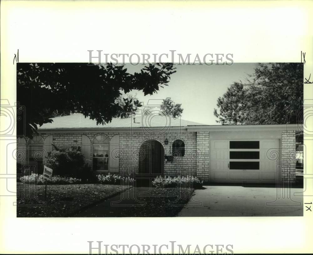 1990 Press Photo Front yard of a for sale house in Louisiana - Historic Images