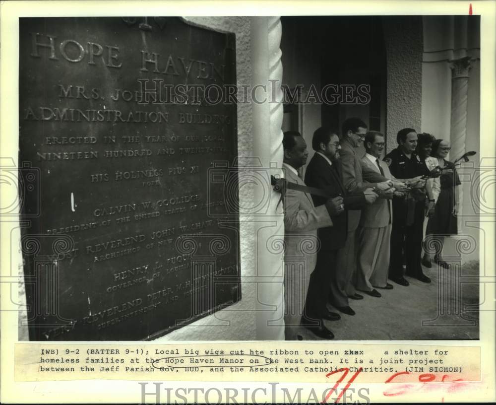 1988 Press Photo Ribbon cutting ceremonies for Hope Haven Manor on the West Bank - Historic Images