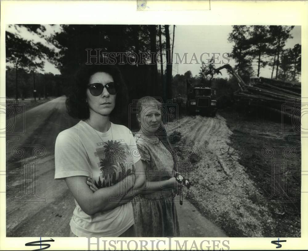 1989 Press Photo Sheri Bye &amp; Susan Brown of Hidden Pines Subdivision- Logging - Historic Images