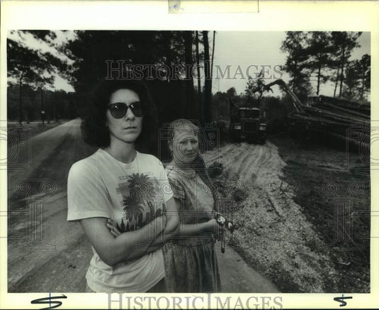 1989 Press Photo Sheri Bye & Susan Brown of Hidden Pines Subdivision- Logging - Historic Images