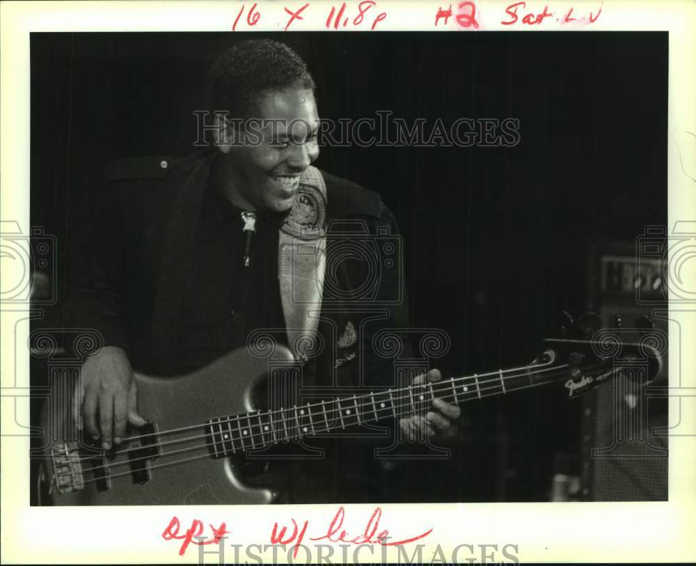 1994 Press Photo Anthony Brown plays guitar at the House of Blues - Historic Images