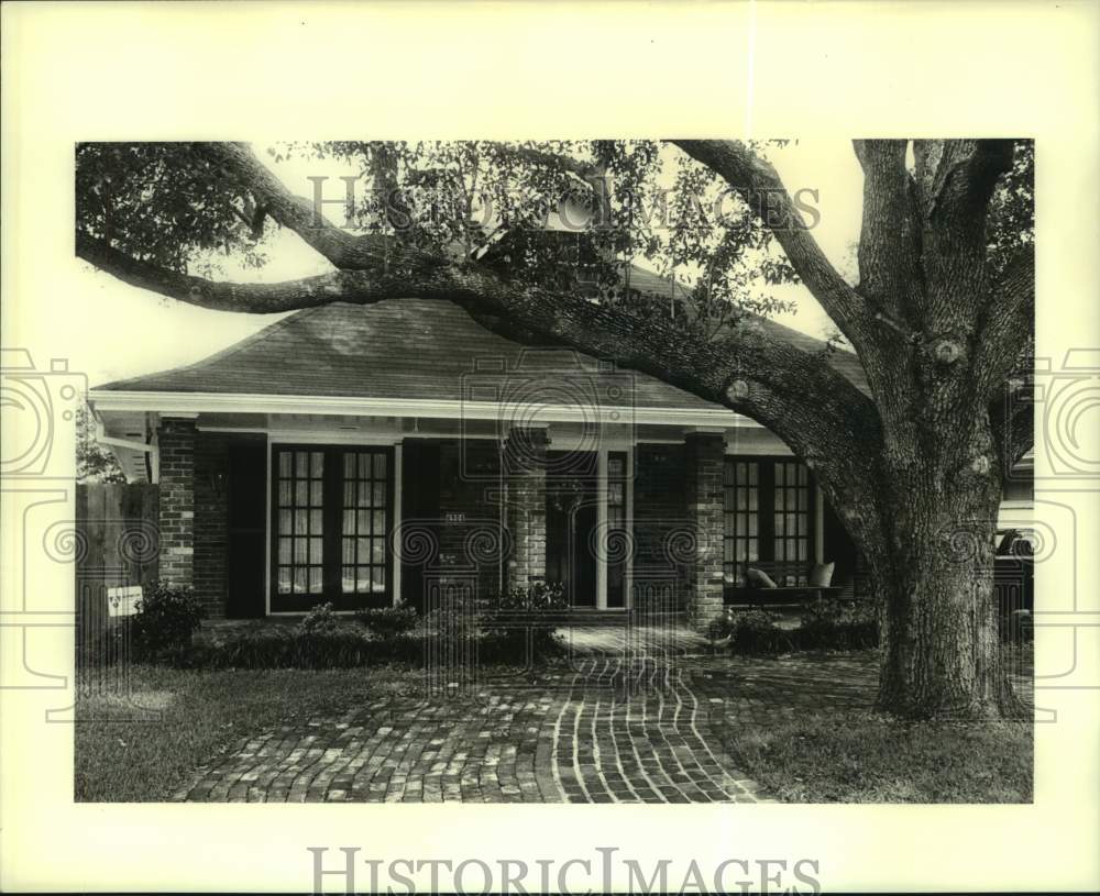 1989 Press Photo Real estate house mug at 4904 Lake Come, Metairie - Historic Images