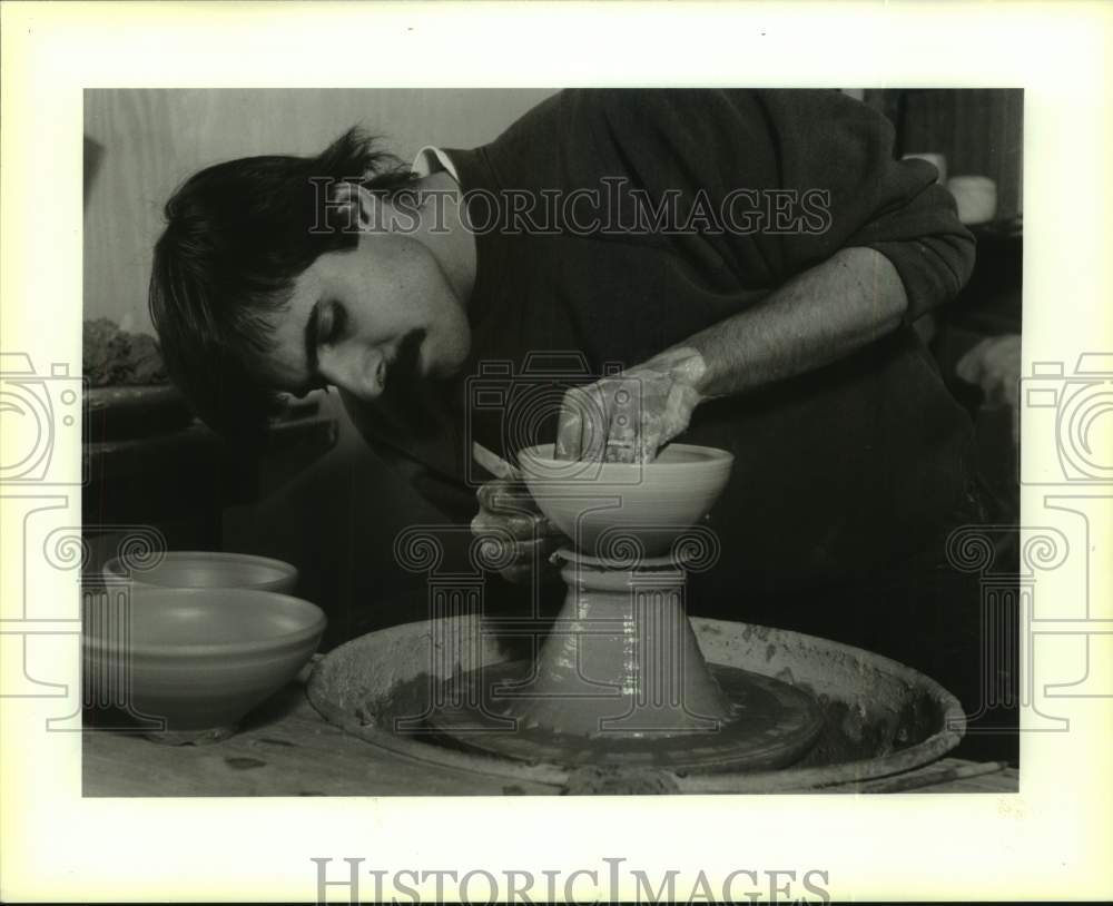 1993 Press Photo Ceramic Artist Robert Horan At Work At His Potter&#39;s Wheel - Historic Images