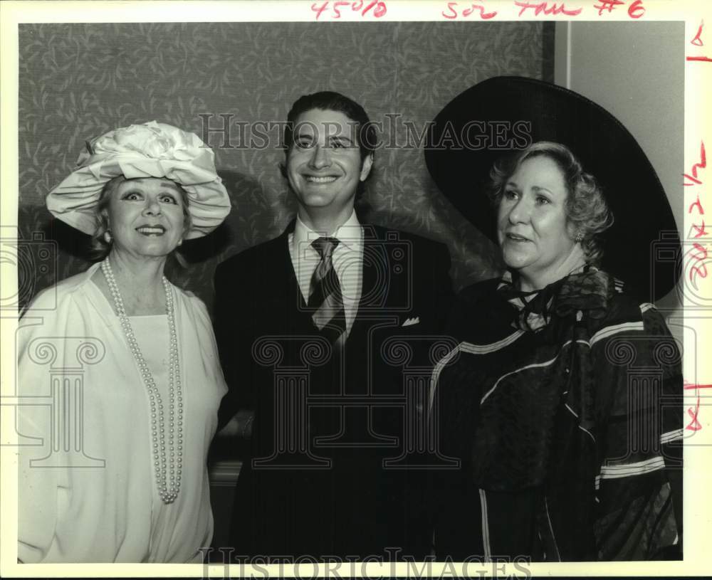 1993 Press Photo Irene Chandler, Eric Javits, Yvonne Coe at Mad Hatters - Historic Images