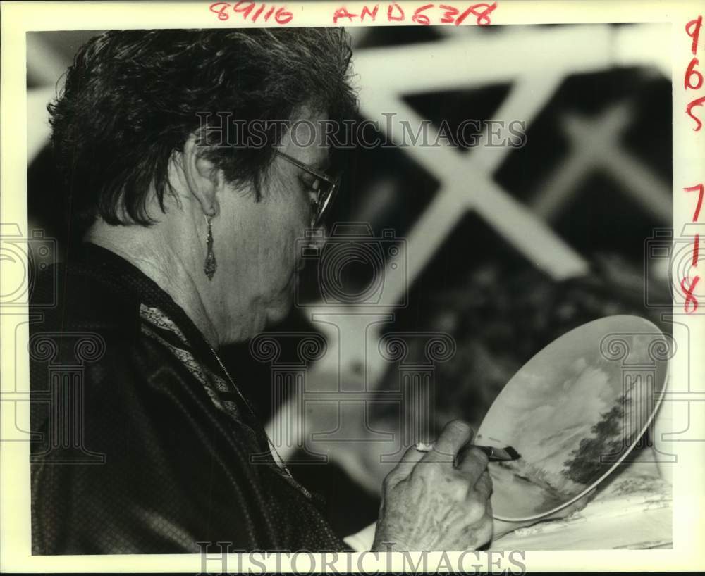 1988 Press Photo Marcella Kern of Slidell Porcelain Arts Club shows her craft - Historic Images