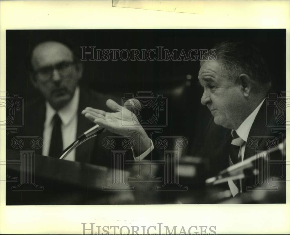 1989 Press Photo Mayor of Lafitte Leo Kerner speaks to the Board of Alderman - Historic Images