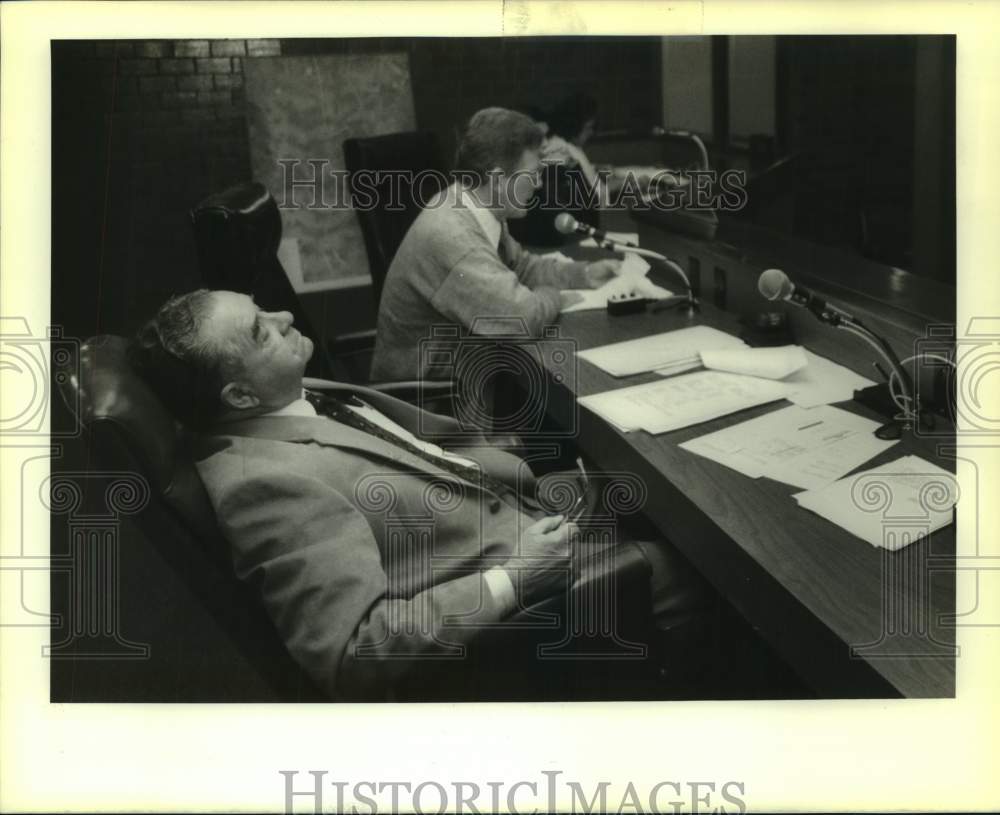 1989 Press Photo Lafitte Mayor Leo Kerner during Board of Alderman meeting - Historic Images