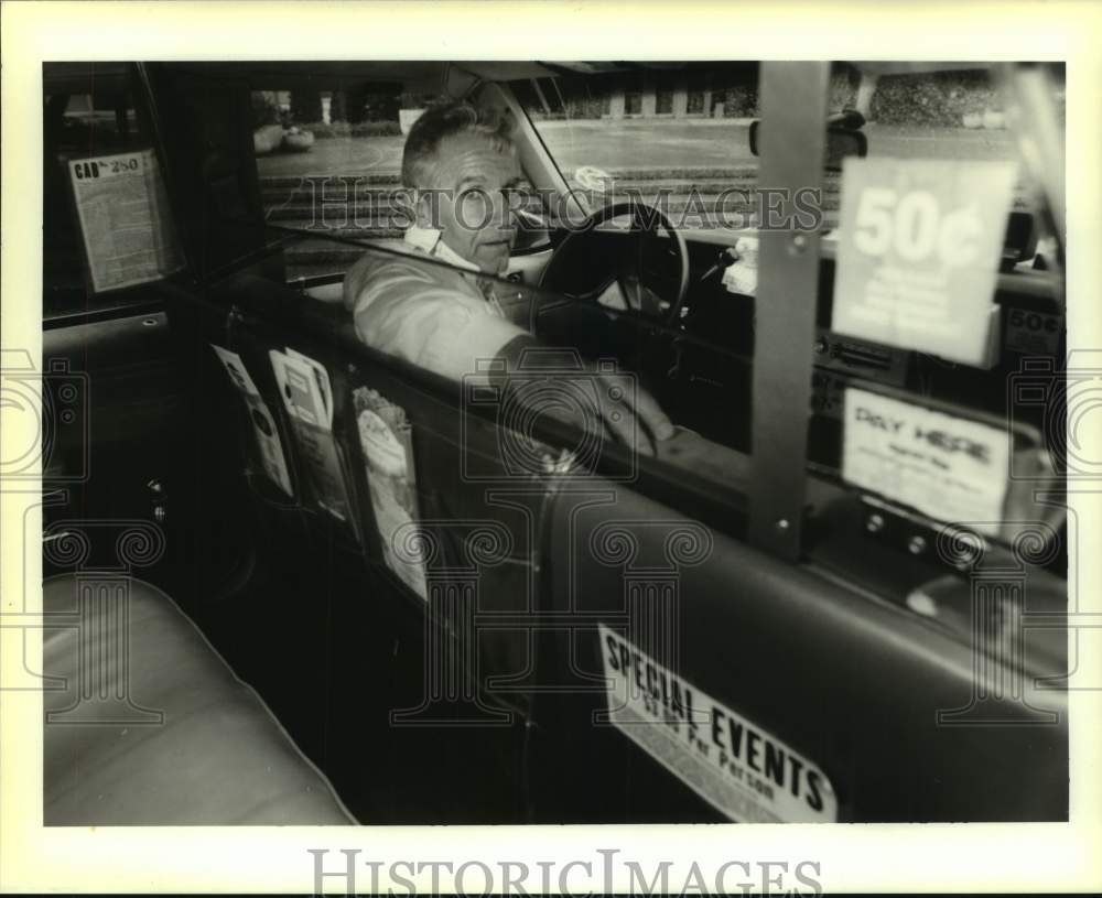 1995 Press Photo Cab driver William Kerner displays bulletproof Window Shield - Historic Images