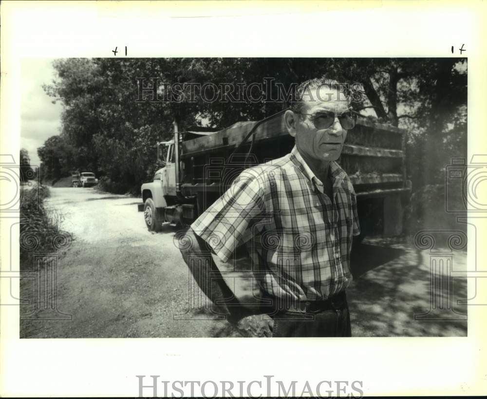 1991 Press Photo Bill Jones Of English Turn Civic Association With Truck - Historic Images