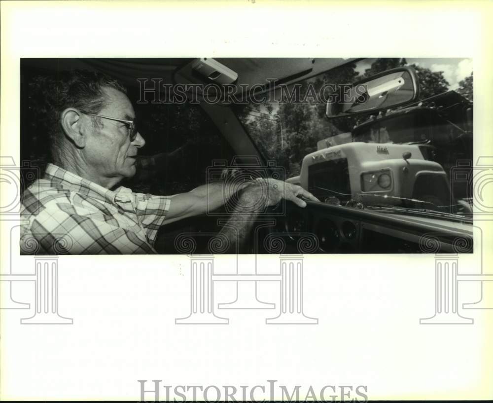 1991 Press Photo Bill Jones Of English Turn Civic Group, Pulls Over For Truck - Historic Images