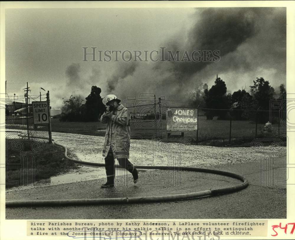 1989 Press Photo LaPlace Firefighter Battles Chlorine Blaze, Jones Chemical Co. - Historic Images